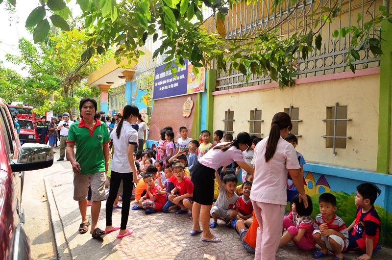 Hàng trăm học sinh hoảng loạn di tản vì chuông báo cháy giả ảnh 2 Hàng trăm học sinh hoảng loạn di tản vì chuông báo cháy giả ảnh 2